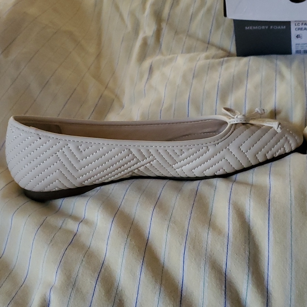 Liz Claiborne Cream Flats Woman's Size 6.5 - Picture 12 of 16